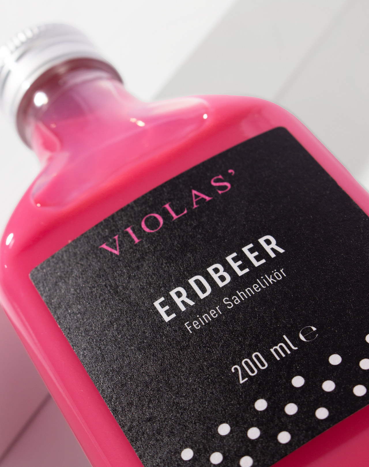 VIOLAS’ kleiner Sahnelikör Erdbeer VIOLAS’ kleiner Sahnelikör Erdbeer